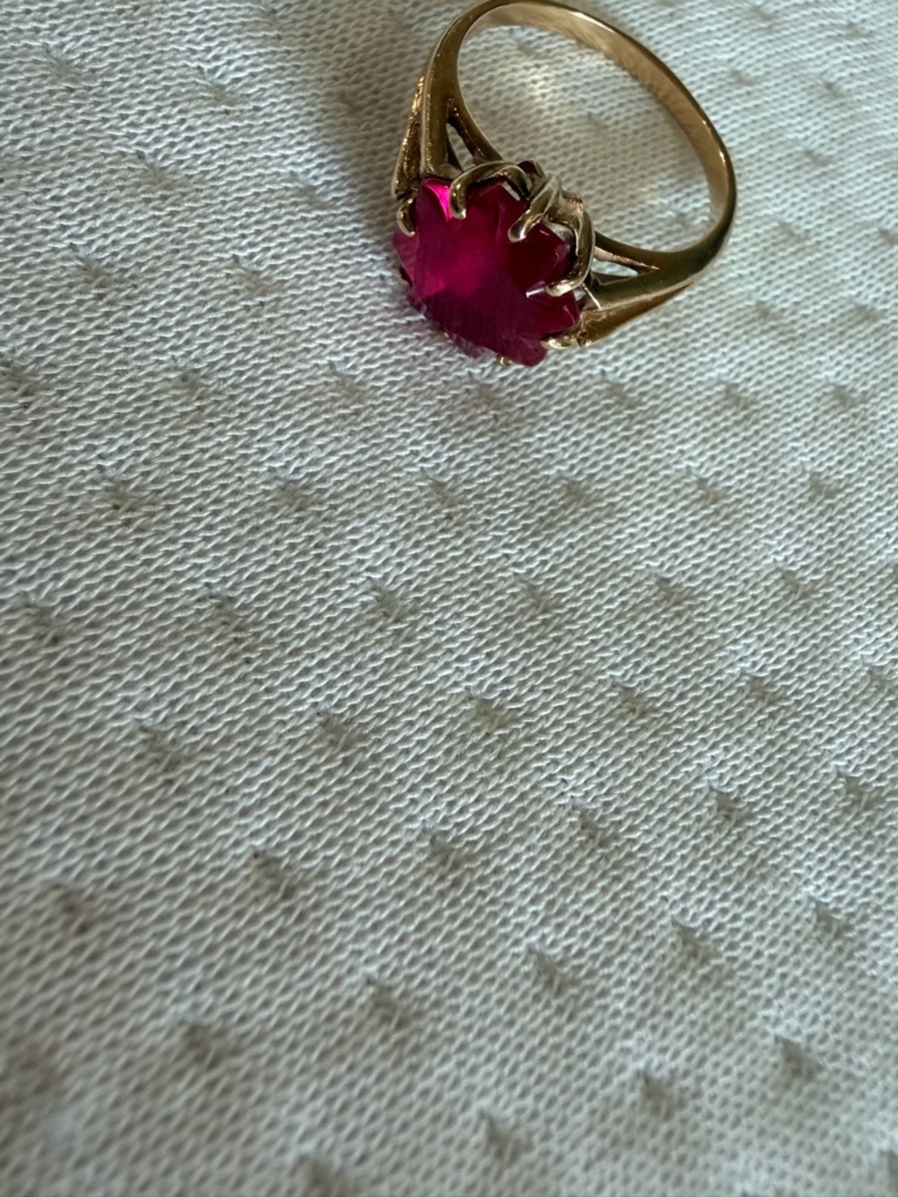 10kt Gold Lady’s vintage Custom Cut Ruby Star Ring 3.06g. July birthstone